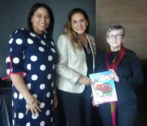 De izquierda a derecha: Vonetta Sterling, directora de Derechos Internacionales de FEMUPERP, Rosemarie Acosta Lugo, presidenta de FEMUPERP y Liza Gross, exeditora general del The Miami Herald,