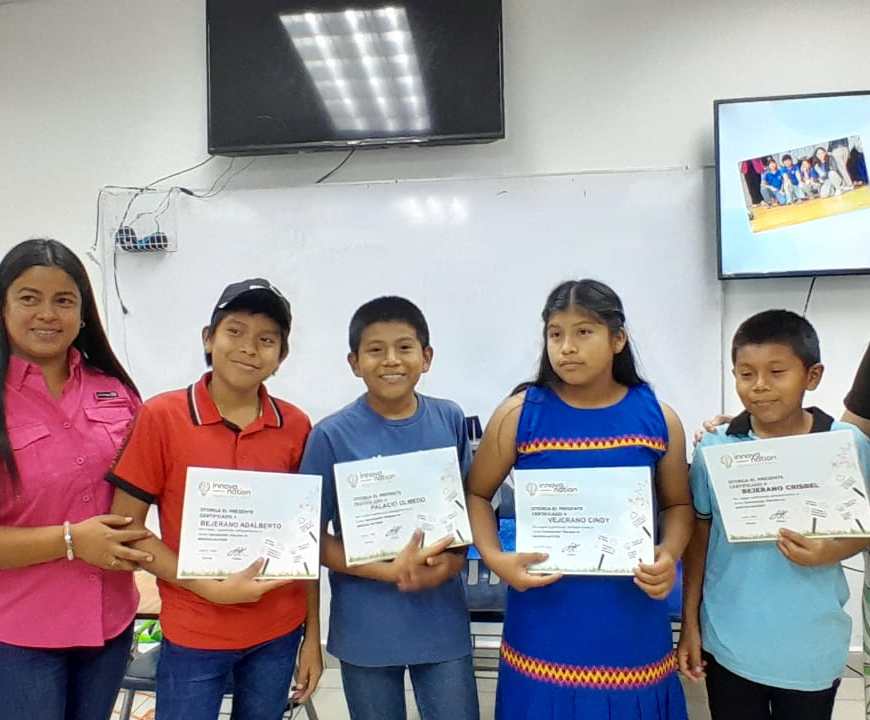 Niñas y niños ngäbe-buglé de Soloy presentan proyectos ambientales en jornada regional de innovación en Chiriquí.